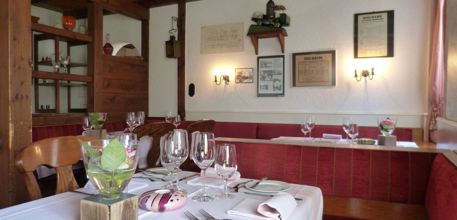 The cosy atmosphere in the restaurant Rigi-Stuebli at the Hotel Rigi Vitznau.