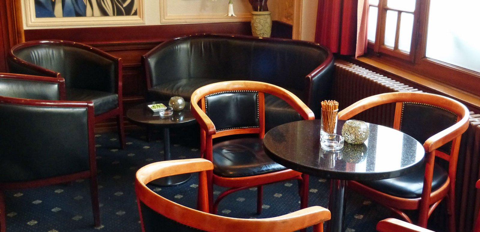 Im Ambiente des Jugendstils Getränke und Burger in der epi Bar im Hotel Rigi Vitznau geniessen.