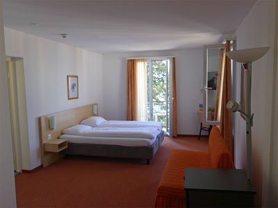 Die Seesicht-Minisuite im Hotel Rigi Vitznau ist ein geräumiges Eckzimmer mit Balkon