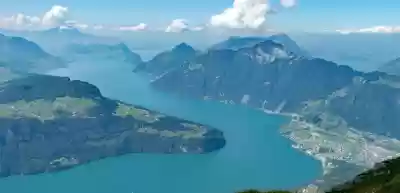 Blick auf den Vierwaldstättersee von Brunnen bis zum Pilatus.