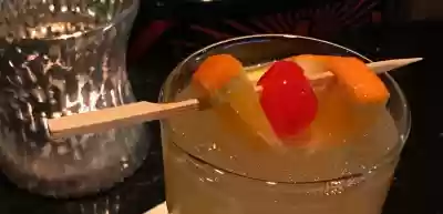 Neben Whisky Sour bietet die epi-bar eine breite Palette an Getränken aller Art sowie Snacks.