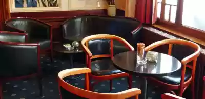 Im Ambiente des Jugendstils Getränke und Burger in der epi Bar im Hotel Rigi Vitznau geniessen.